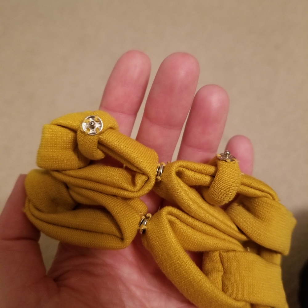 Kris Jenner dress with unique cloth chain necklace - Picture 5 of 5